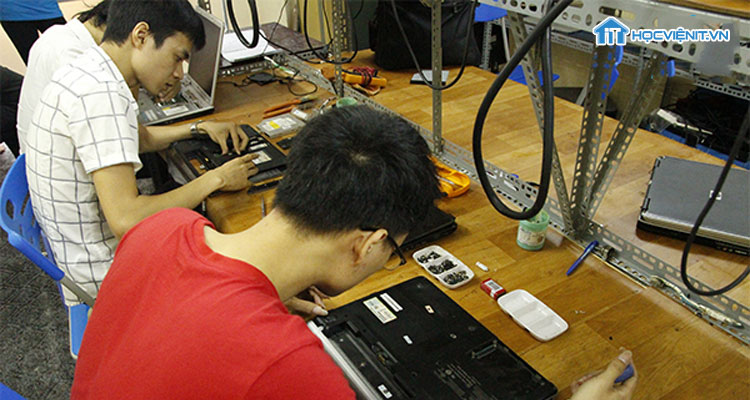 Học viên thực hành sửa chữa máy tính