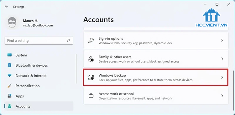 Chuyển xuống phần Accounts và chọn vào Windows backup