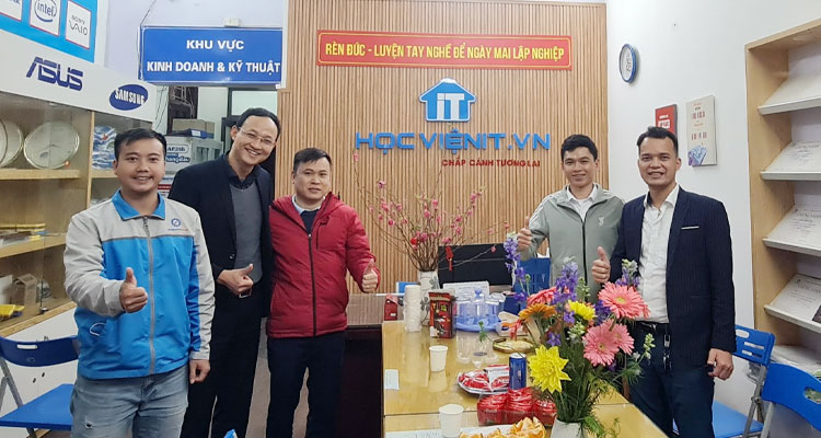 Bác sĩ Trần Quốc Khánh tin tưởng và giao phó em trai đào tạo tại Học viện iT.vn