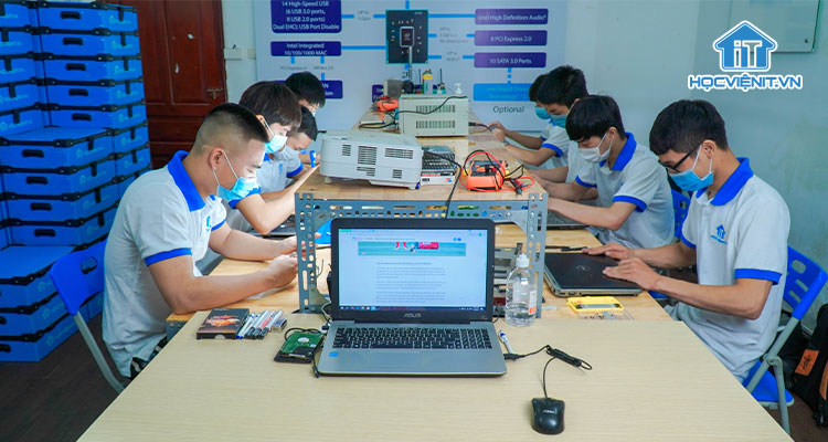 Lớp học Sửa Laptop - MacBook tại Học viện iT.vn