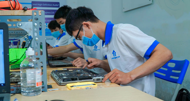 Một buổi học sửa laptop tại Học viện iT.vn