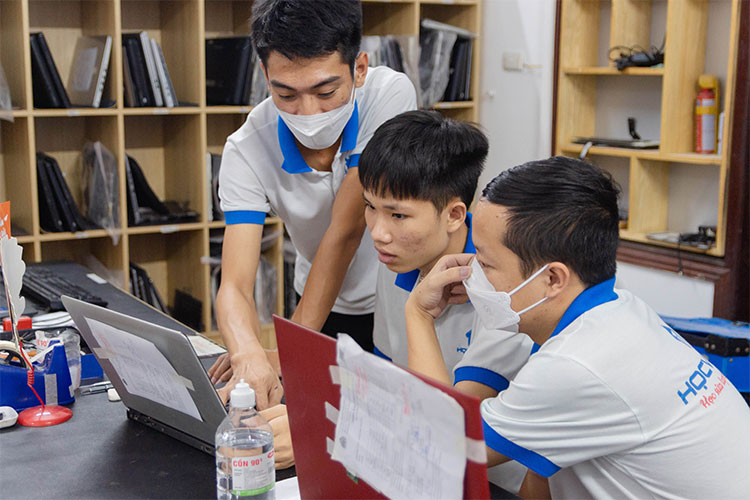 Học viên thực tập tại cơ sở sửa chữa máy tính