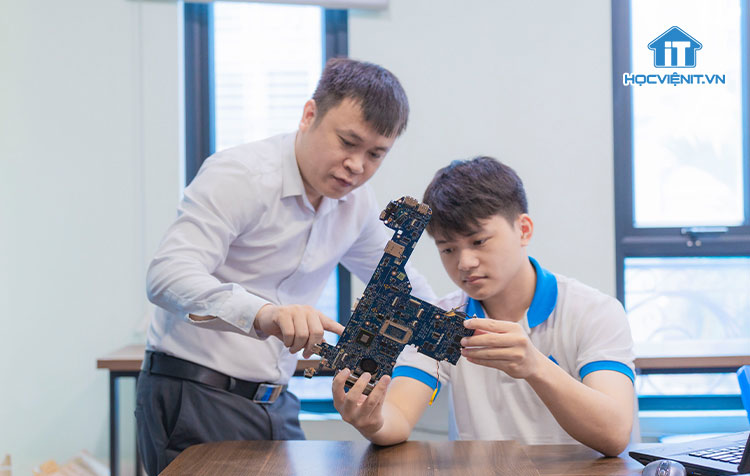 Đội ngũ huấn luyện viên nhiệt huyết, chuyên nghiệp