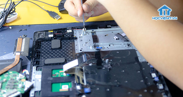 Học viên học tháo lắp laptop tại Học viện iT.vn