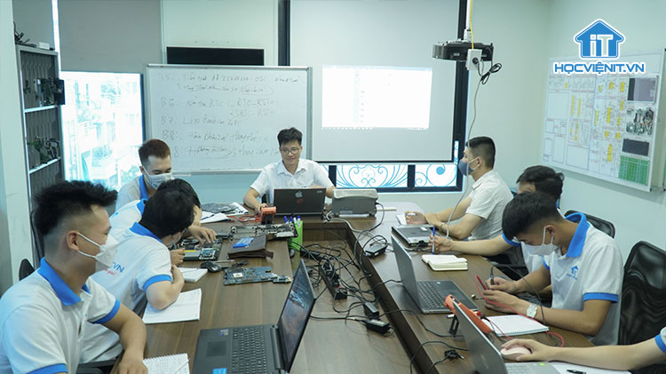 Buổi học sửa laptop chuyên nghiệp tại Học viện iT.vn