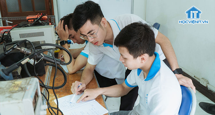 Lớp học sửa laptop tại Học viện iT.vn