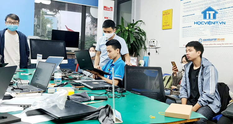 Học viên Hoàng Công đang là kỹ thuật viên sửa chữa máy tính chuyên nghiệp tại cơ sở 284 Quang Trung - Hà Đông của Hệ thống Sửa chữa Laptop 24h.com