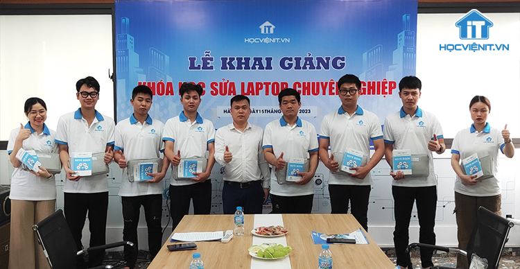 Học viện iT.vn tặng quà cho học viên K210