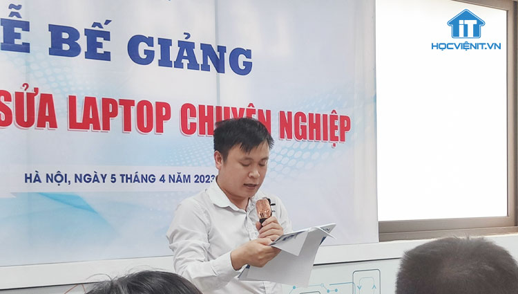 Mr. Trương Văn Ngọc phát biểu trong buổi lễ bế giảng