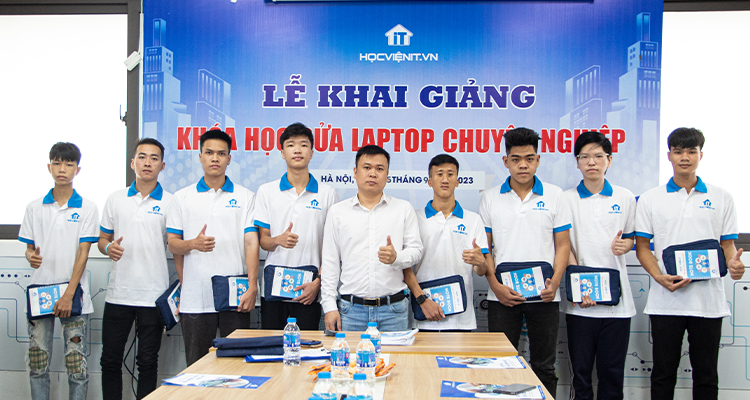 Buổi khai giảng lớp học sửa laptop K215