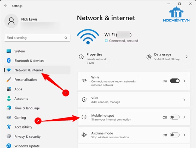 Chuyển xuống mục Network & Internet và nhấn vào Mobile hotspot