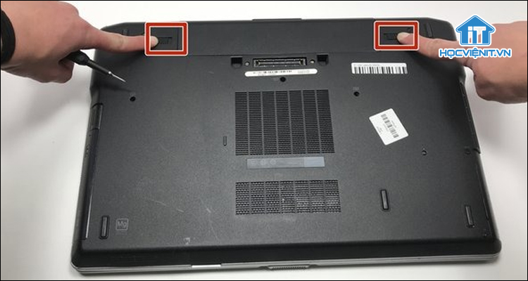 Tháo pin laptop Dell có 2 chốt kéo