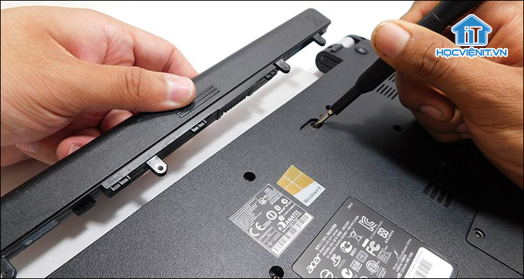 Tháo pin laptop Acer có khóa dạng bấm