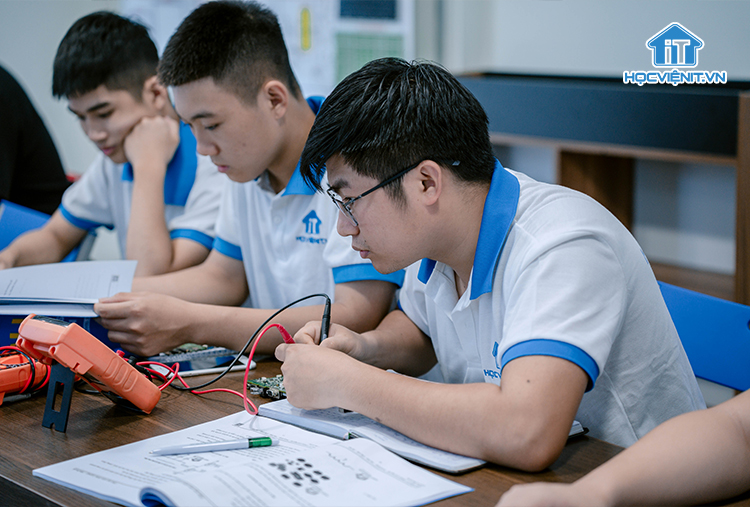 Một buổi học sửa chữa laptop, điện thoại tại Học viện iT.vn