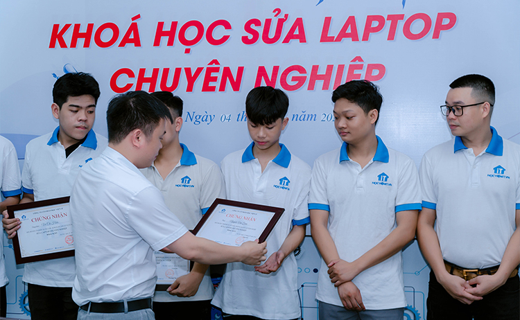 Hình ảnh học viên nhận bằng tốt nghiệp