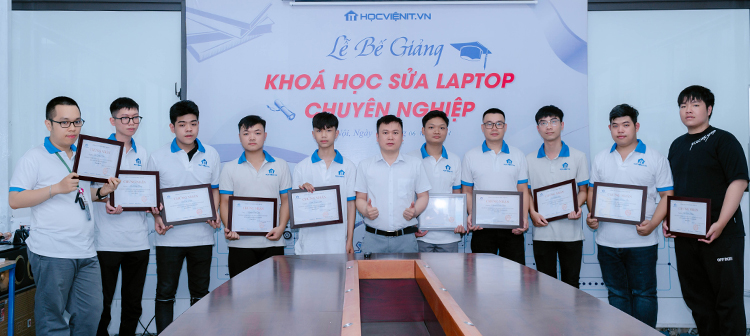 Hình ảnh học viên chụp ảnh lưu niệm