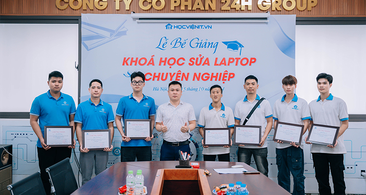 Thầy Ngọc chụp ảnh kỉ niệm với các bạn học viên