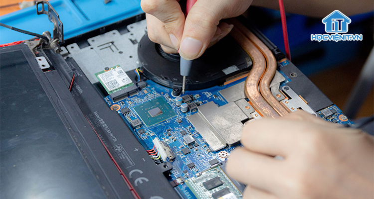 Kỹ thuật viên sửa chữa laptop, máy tính