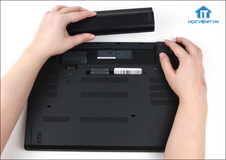 Tháo pin laptop