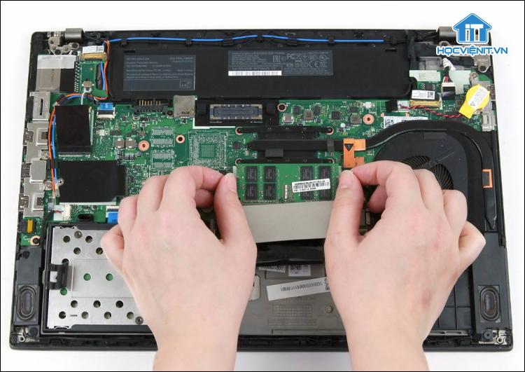 Tháo RAM laptop