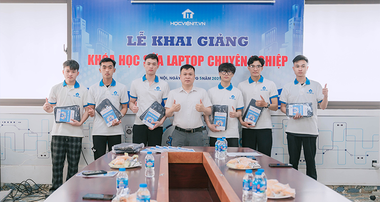 Thầy Trương Văn Ngọc trao quà cho các bạn học viên K234