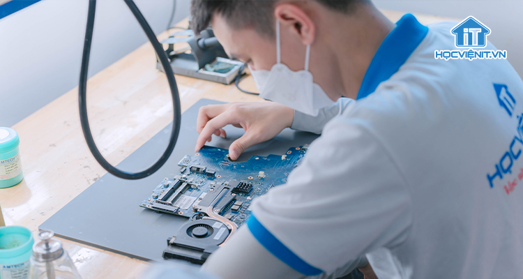 Kỹ thuật viên sửa chữa laptop, máy tính