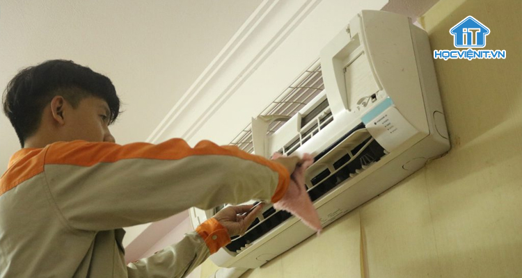 Kỹ thuật viên sửa chữa điện lạnh