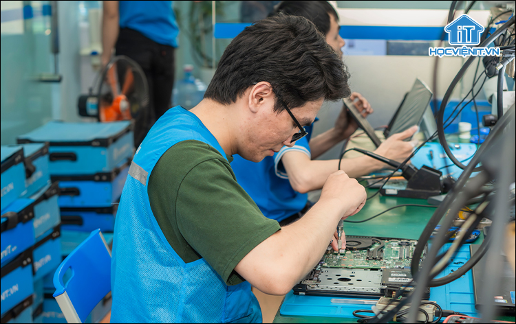 Nghề sửa laptop dễ kiếm việc làm