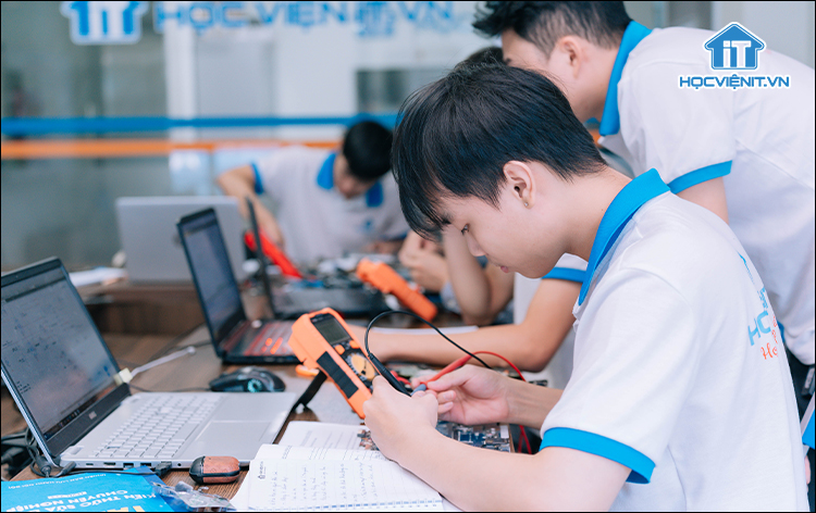 Học sửa laptop tại Học viện iT
