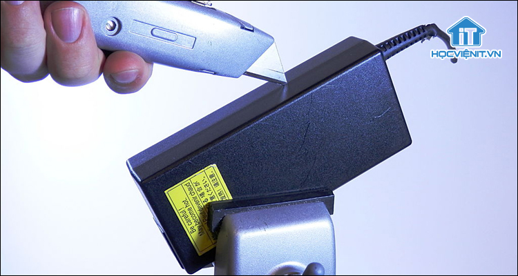 Mở vỏ adapter