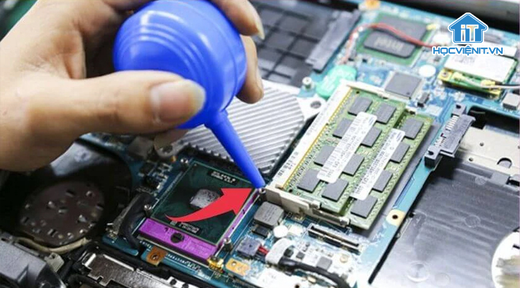 Vệ sinh khe cắm RAM laptop