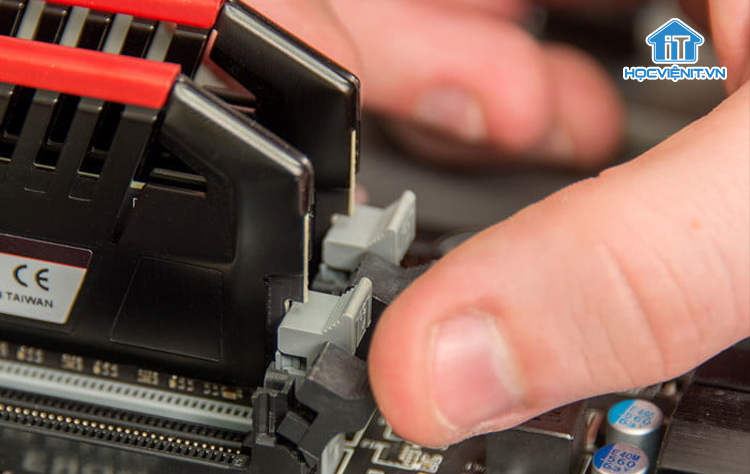 Tháo RAM PC