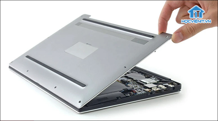 Tháo nắp đáy laptop