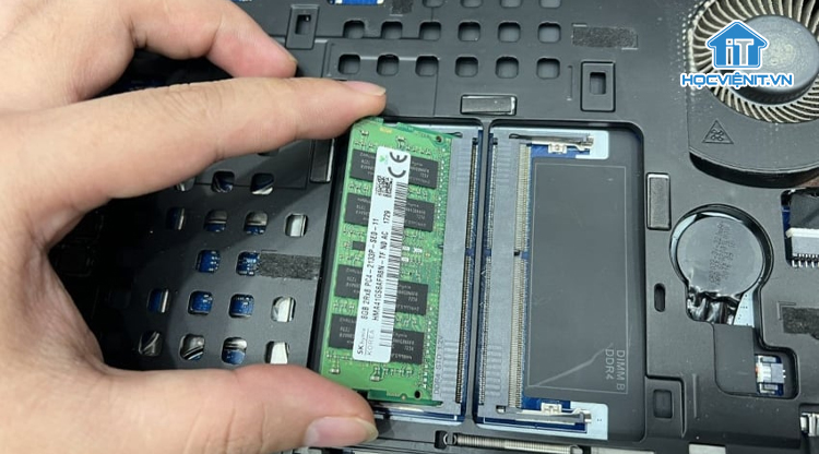 Tháo RAM laptop