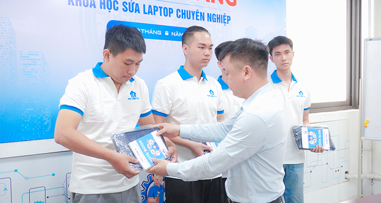 Học viên được cấp bộ công cụ sửa chữa máy tính chuyên dụng, giáo trình học và sổ tay