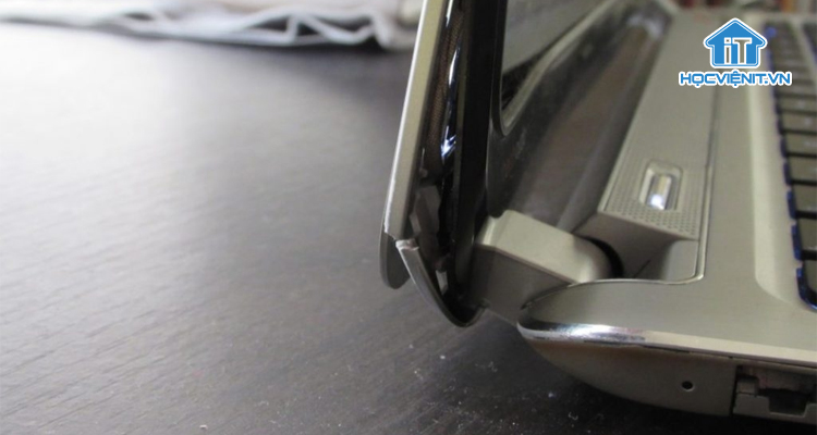 Laptop bị hở vỏ