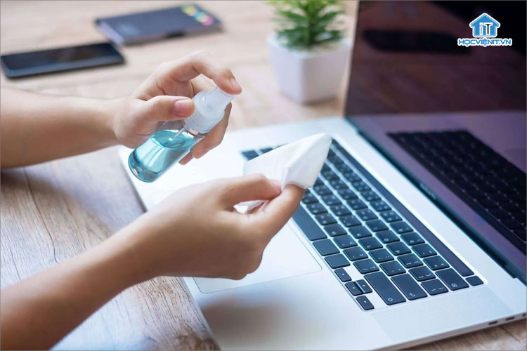 Chỉ sử dụng lượng cồn vừa phải để lau Touchpad