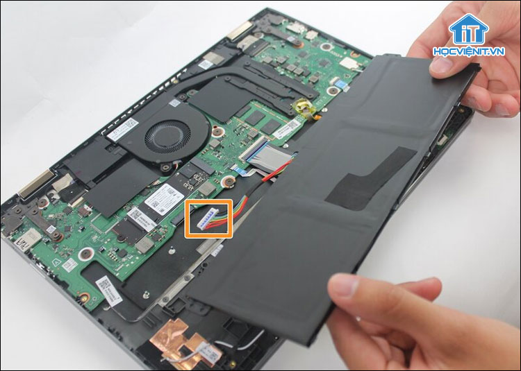 Tháo pin laptop