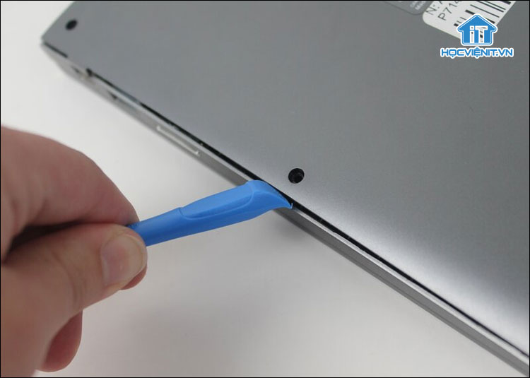 Mở nắp lưng laptop