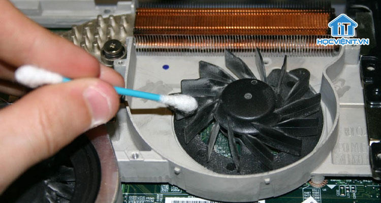 Vệ sinh quạt tản nhiệt laptop bằng tăm bông