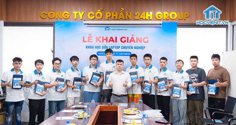 Học viên nhận quà tặng của Học viện iT