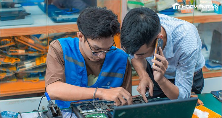 Kiên nhẫn và cẩn thận là đức tính cần thiết của kỹ thuật viên sửa chữa laptop