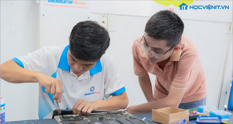 Việc sửa chữa laptop đòi hỏi thao tác tỉ mỉ, khéo léo của con người